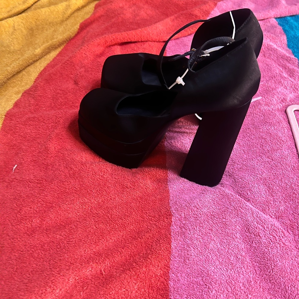 Gianni Bini Black Platform Heels